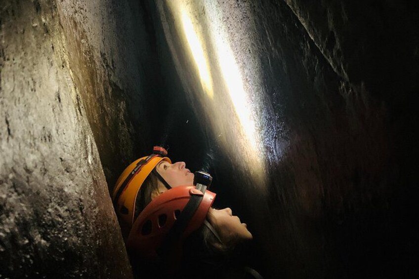 Eine Person mit Helm und Harness in einem Tunnel. 3