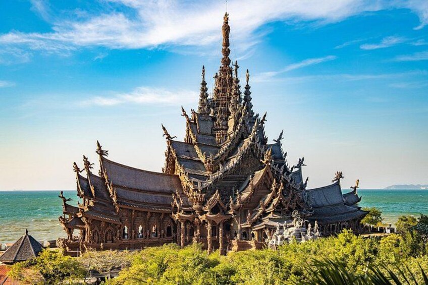 Ein traditioneller Tempel mit aufwendiger Architektur am Meer. 1