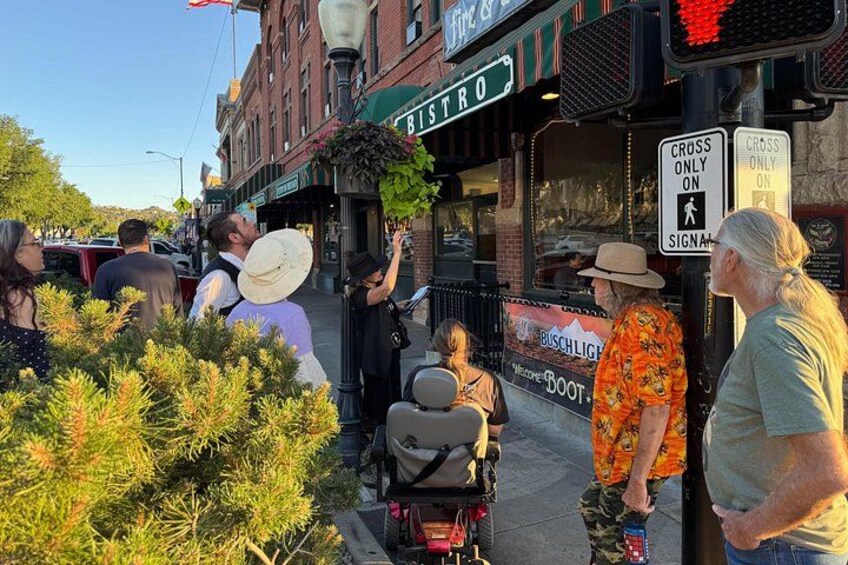 Una scena di strada con un ristorante chiamato 'Bistro' e un cartello per 'Buschlight'. 3