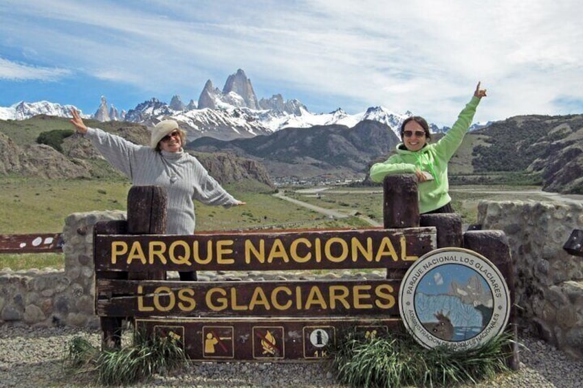 A sign for Parque Nacional Los Glaciares with a mountainous landscape in the background. 3