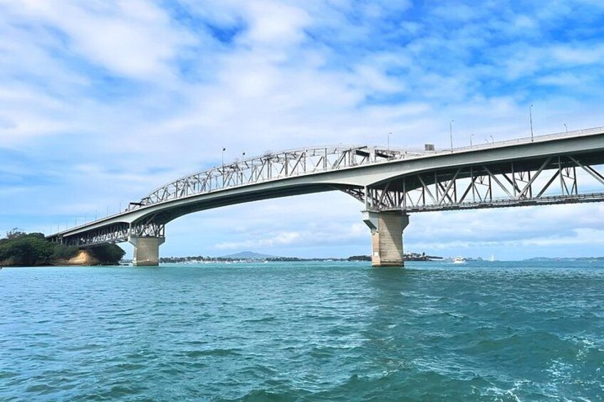 Un grand pont enjambant une étendue d’eau, avec un ciel dégagé au-dessus. 2