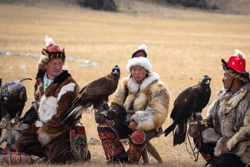 Menschen in traditioneller Tracht mit Greifvögeln. 1