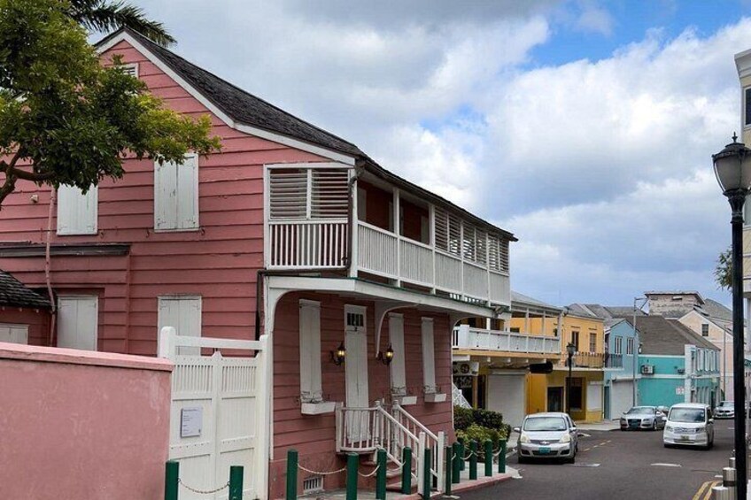 Quick view of The Balcony House. Oldest house in Bahamas. 4