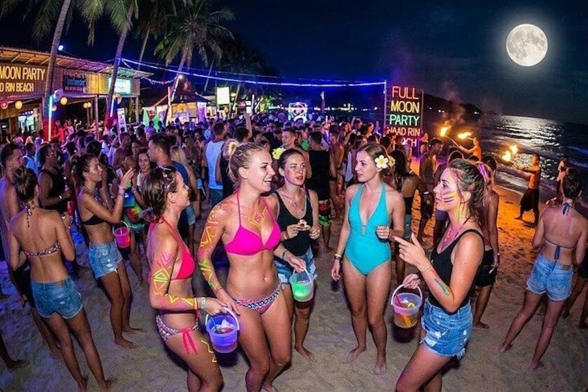 Una animada fiesta en la playa con gente en traje de baño, una luna llena en el cielo y un letrero de neón que anuncia una fiesta de luna llena. 1