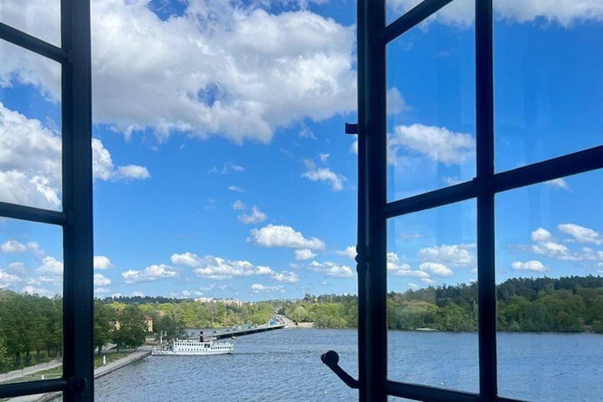 En flod med en båd, klar himmel og et skovområde i baggrunden. 5