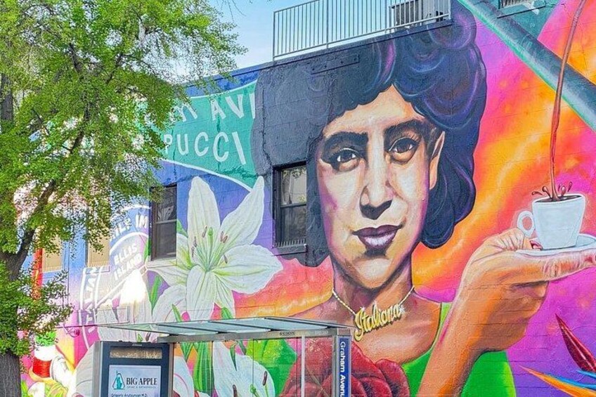 Un mural colorido con el rostro de una mujer, una taza de café y la palabra 'Stardom' en un edificio. 4