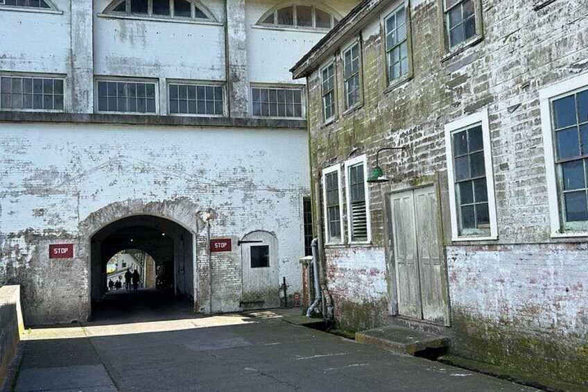 Alcatraz Inside Tour With Ferry, Free Audio and Night Option 3
