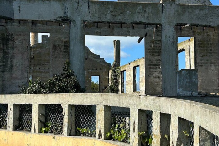 Alcatraz Inside Tour With Ferry, Free Audio and Night Option 2