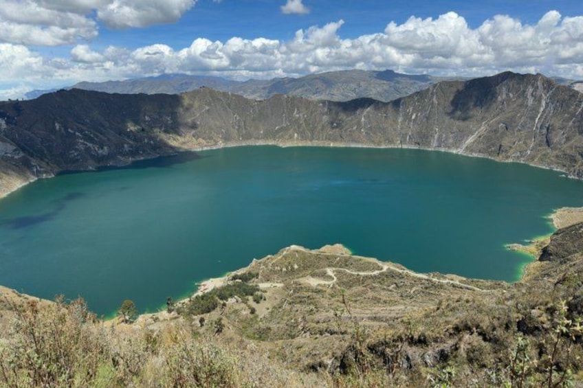 Un extenso cuerpo de agua rodeado de montañas escarpadas. 4