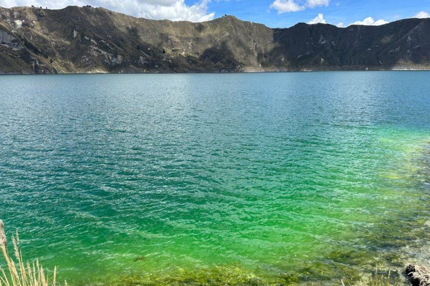 Un lago cristalino con aguas verdosas, rodeado de montañas. 3