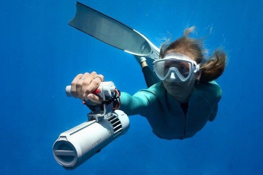 En person dykker med snorkel og finner. 1