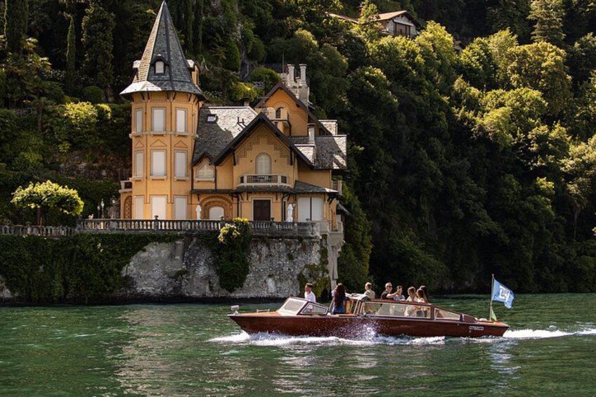 Un bateau sur un lac, avec un château en arrière-plan. 5