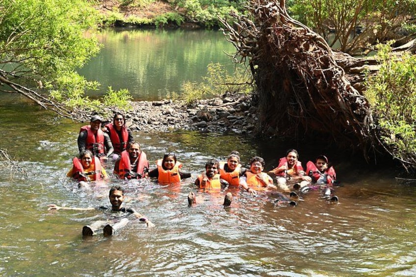 Un grupo de personas en un río con chalecos salvavidas. 1