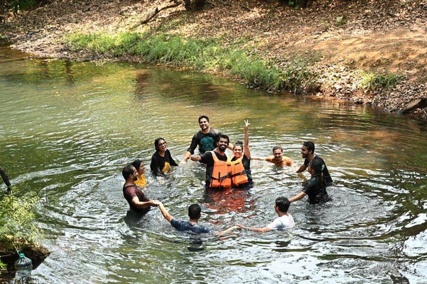Un grupo de personas en un río rodeado de vegetación. 2