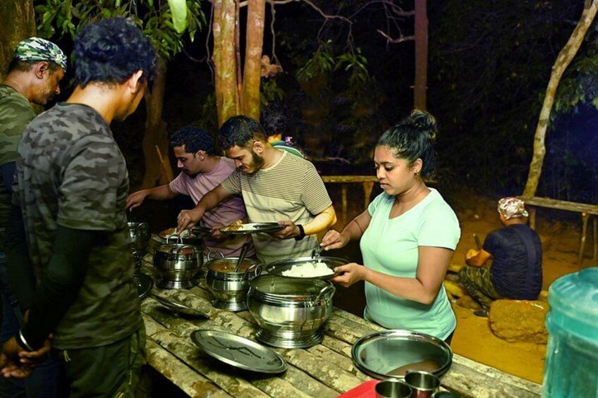 Un grupo de personas sirviendo comida en un evento al aire libre. 3