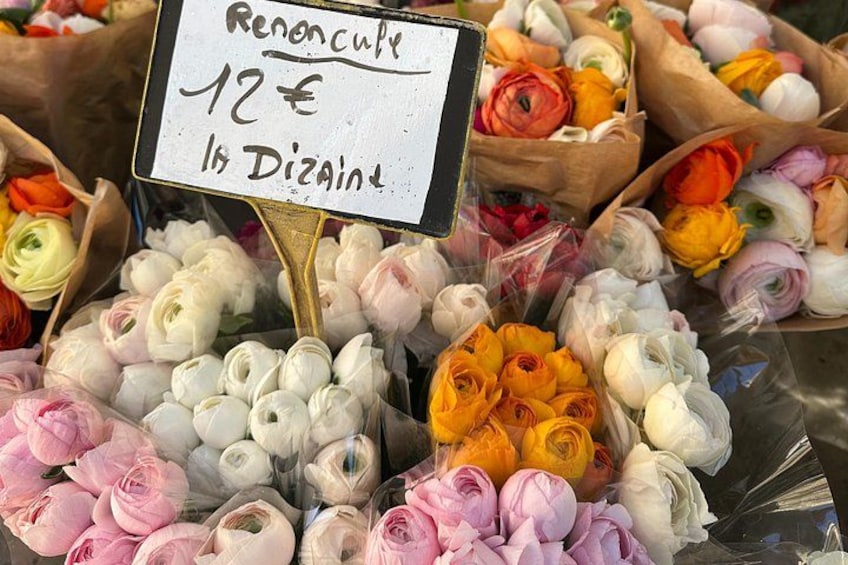 Un bouquet de fleurs accompagné d’une étiquette indiquant un prix de 12 €. 3