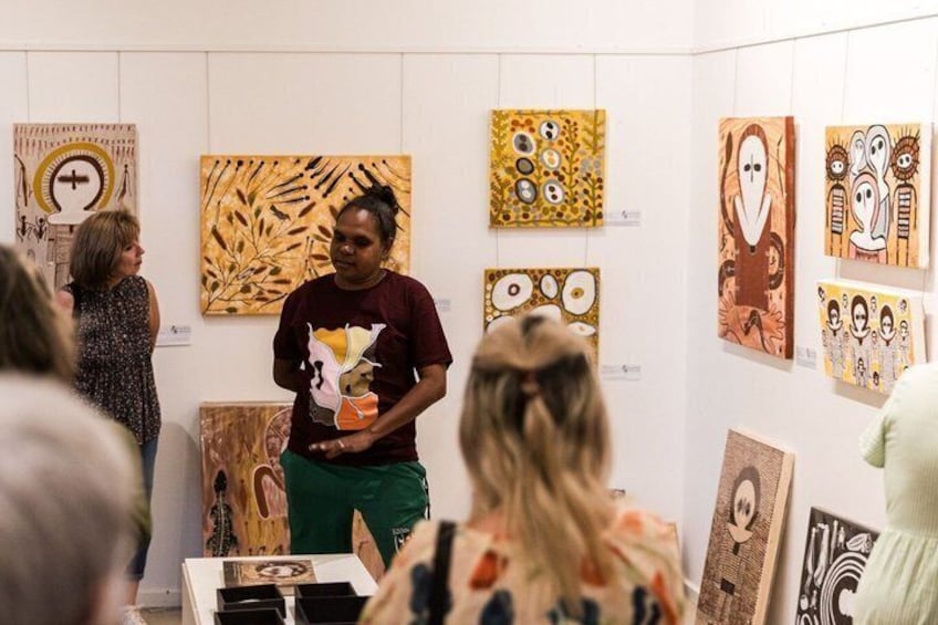 Et kunstgalleri med forskellige malerier udstillet. 2