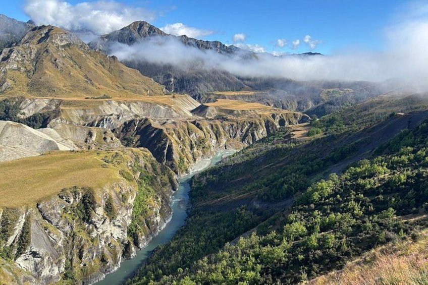 Un río serpentea a través de un paisaje montañoso con terreno rocoso y vegetación escasa. 3