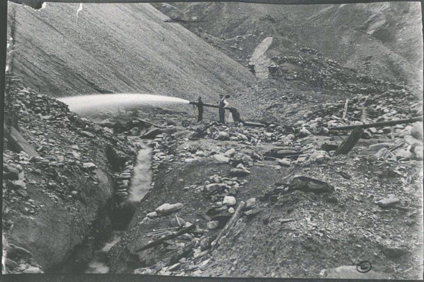 Un paisaje montañoso y escarpado con un río serpenteando a través de él. 2