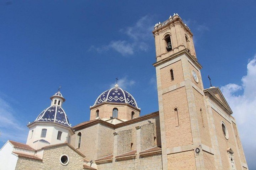 Una iglesia con dos torres abovedadas y un campanario. 4