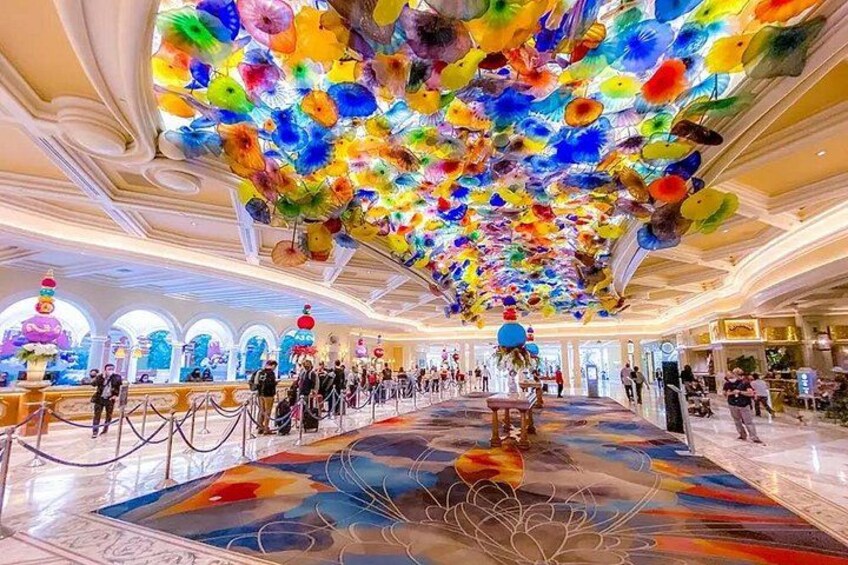 Fiori di Como,” created by the acclaimed American artist Dale Chihuly. 5