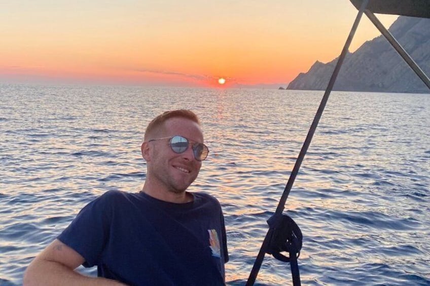 Una persona en un bote con el atardecer al fondo. 2