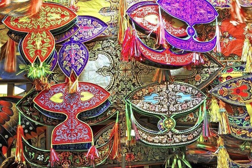 Une collection de masques colorés aux motifs complexes, agrémentés de glands. 2