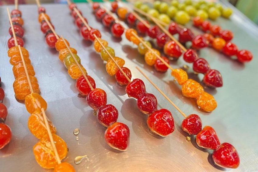 Una bandeja con brochetas de frutas coloridas. 1