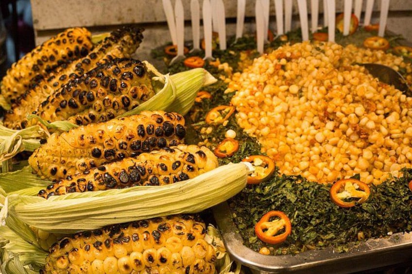 Épis de maïs grillés, grains de maïs rôtis et un plat de légumes composé de légumes verts et de maïs. 2