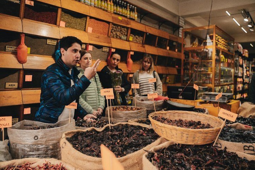 Un marché où les gens déambulent et choisissent des fruits et des légumes séchés. 5