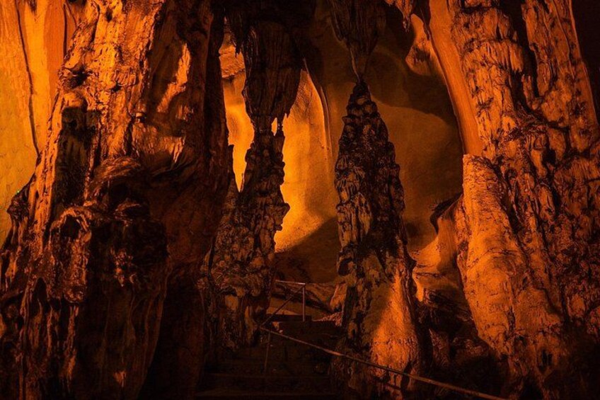 Eine Höhle mit Stalaktiten und einem Metallgeländer. 2