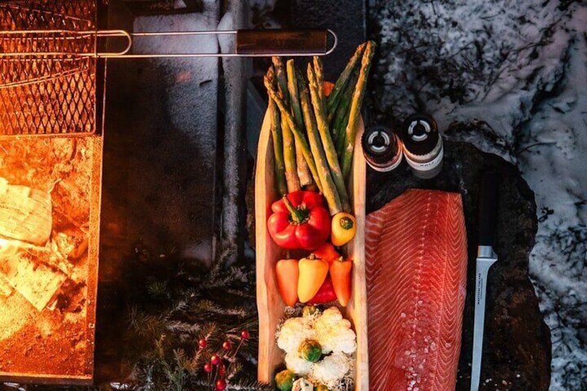 Una parrilla con verduras y salmón. 3