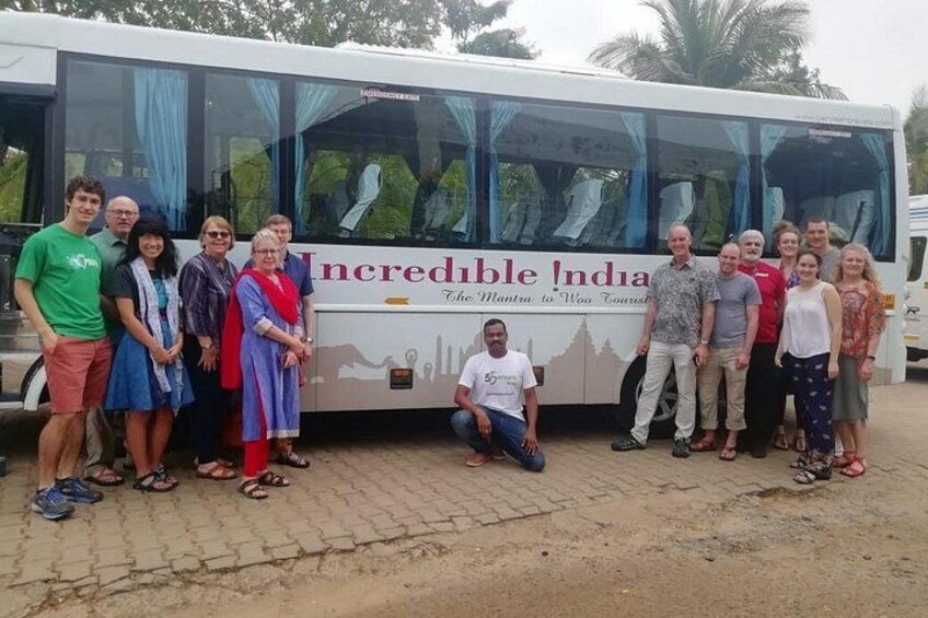 Een groep mensen staat voor een bus met daarop de tekst 'Incredible India'. 2