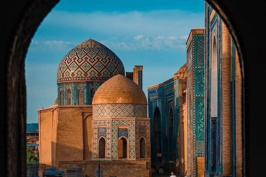 Un edificio storico con una grande cupola e decorazioni in maioliche elaborate. 1
