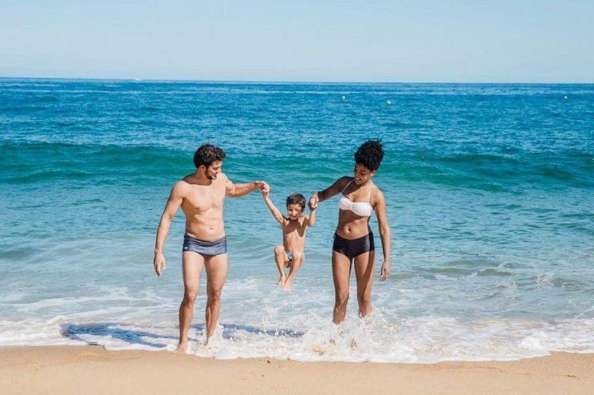 Una familia caminando por la playa, con el océano al fondo. 2