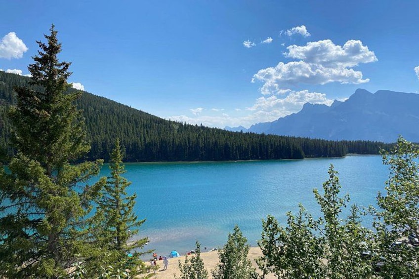 Un lago rodeado de bosque y montañas. 2