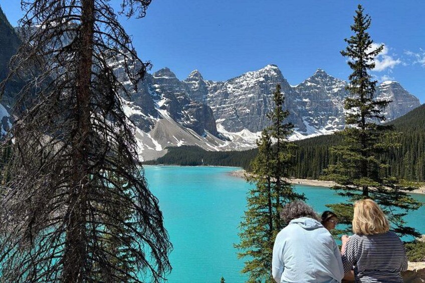 Un lac entouré de montagnes et d’arbres. 5