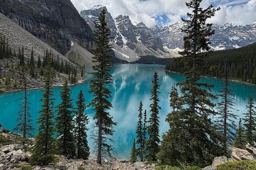 Un lac turquoise, entouré de montagnes et d’arbres à feuilles d’aiguilles. 2