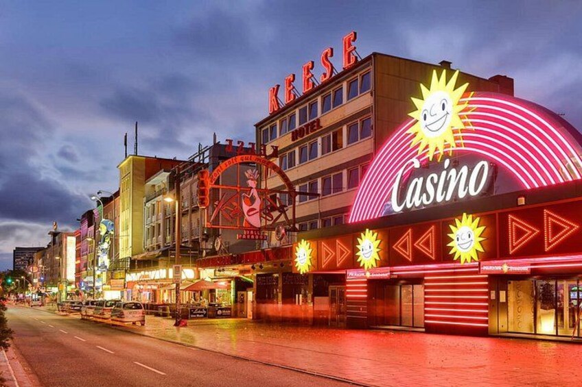 Un casino avec un grand panneau solaire et des néons. 2