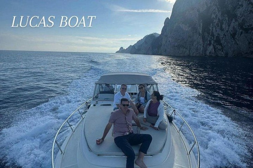 Ein Boot namens Lucas Boat auf dem Wasser vor felsigen Klippen. 2