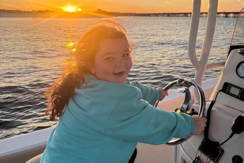 Una persona manejando un bote al atardecer. 5
