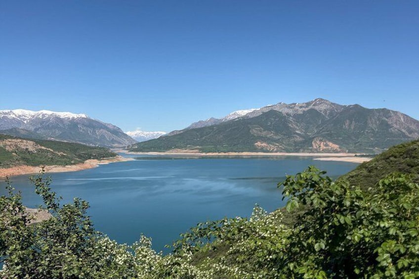 Un lago rodeado de montañas con cumbres nevadas. 3