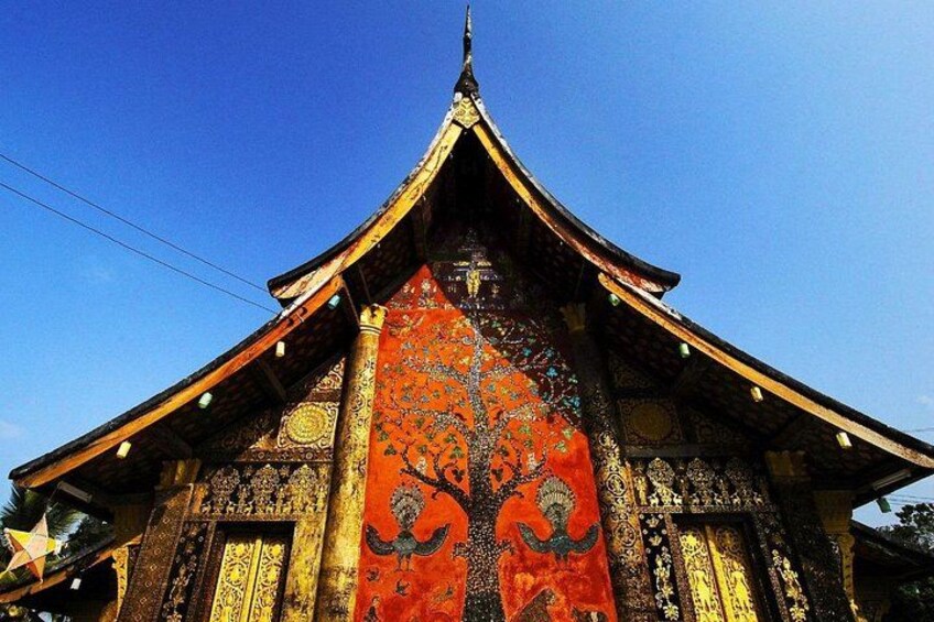 Un edificio tradicional con elaboradas esculturas y una fachada distintiva en rojo y oro. 3