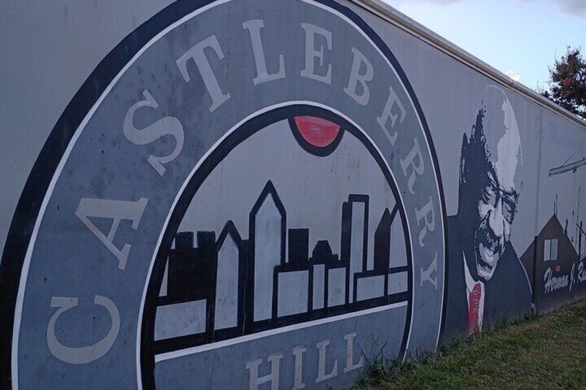 En mural med teksten "CASTLEBERRY HILL" og en illustration af et bybillede. 3