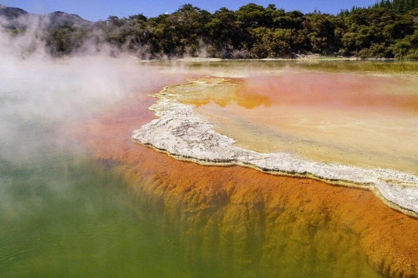 Un manantial termal geotérmico con depósitos minerales y vapor ascendente. 2
