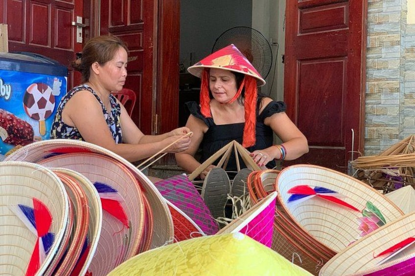 Due persone lavorano con cesti colorati intrecciati. 3