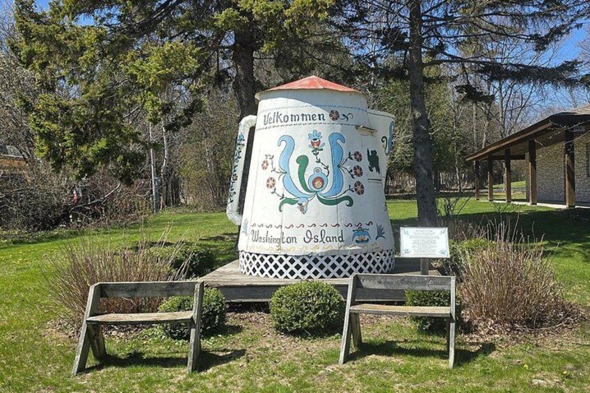 Een decoratief bouwwerk met een bord waarop staat 'Welcome to Washington Island'. 4