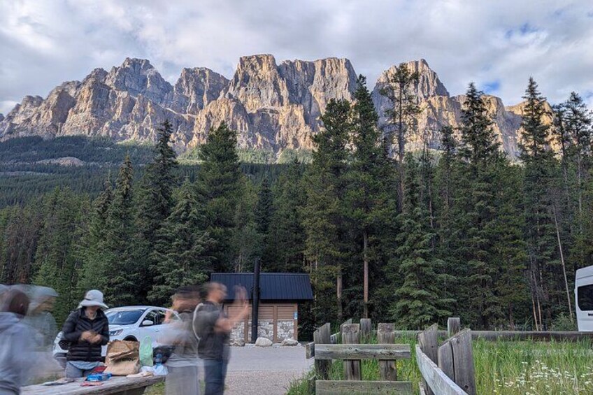 Un paisaje montañoso con una cabaña y una cerca de madera. 4