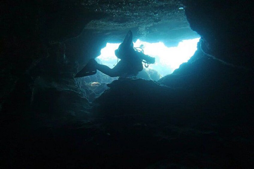 Eine Eisgrotte mit hellem Licht am Ende. 3