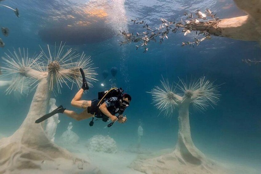 Ein Taucher unter Wasser in der Nähe von künstlichen Korallenstrukturen. 1